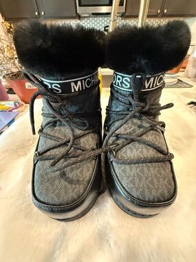MICHAEL KORS Black Faux Fur Trim Logo Snow Boots